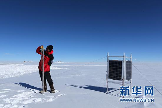 1月5日，科考队员杨元德用GPS进行冰流速测量。新华社记者 刘诗平 摄