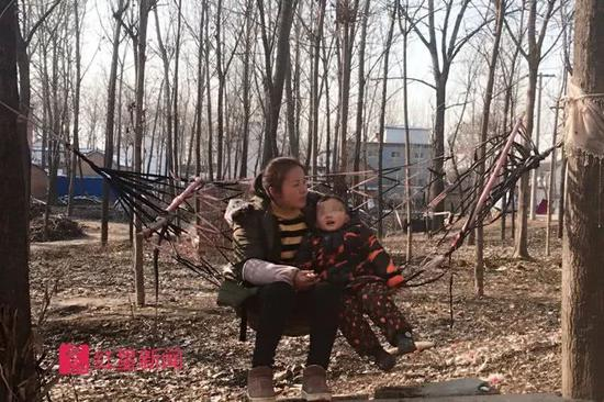 杨美芹和孩子。