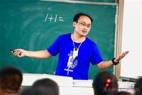 武大“校红”教授期末考科幻小说 曾停电摸黑讲课