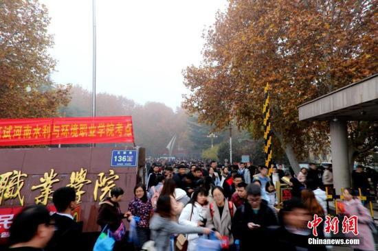 12月2日，河南郑州，2019年国家公务员考试河南水利与环境职业学院考点。中新社记者 王中举 摄&nbsp;&nbsp;