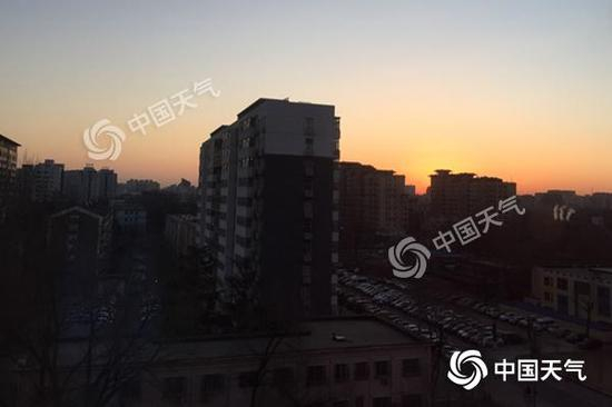  今晨，北京红日东升。
