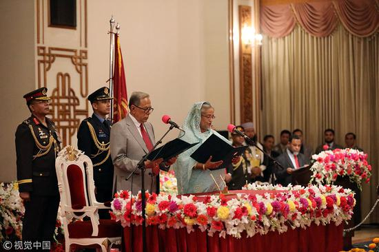 　　2019年1月7日，孟加拉国首都达卡，总统哈米德与总理哈西娜出席新内阁宣誓就职仪式（图片来源：视觉中国）