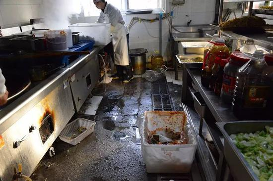  ▷厨房操作间地面遍布污水