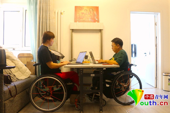 李春宏和杜鹏在一起工作。中国青年网记者李慧慧　摄