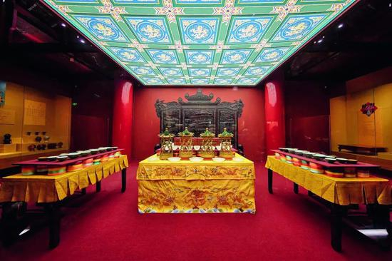 △午门展厅参照乾隆四十八年（1783年）《膳底档》的记载，复原了当年元旦宗亲宴的场景。