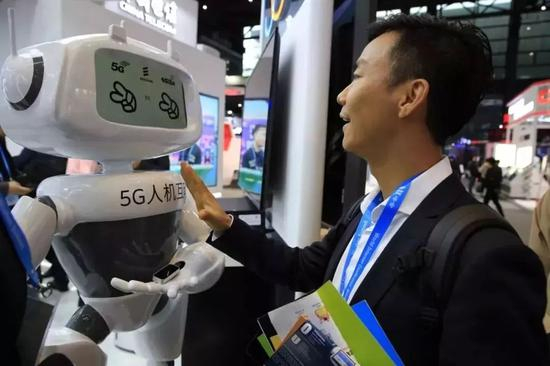 第五届世界互联网大会上，5G人机互动设备凭借输不了的猜拳技术迅速成为展会“网红”