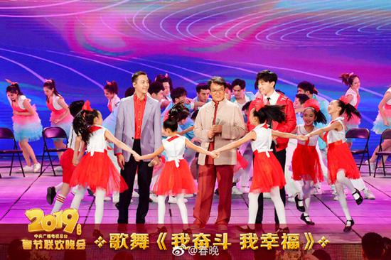 歌曲《我奋斗 我幸福》，由成龙合作陈伟霆、邓伦。