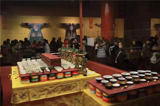 “贺岁迎祥”展上展示出宗亲宴使用的上百件文物。新京报记者 浦峰 摄