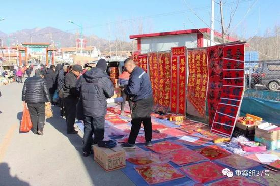  ▲过年前，村口集市上在售卖对联。新京报记者王双兴 摄