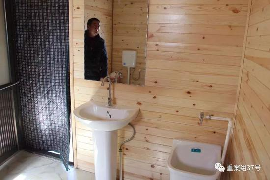  ▲王长发每天都要到村里的公共厕所检查卫生。新京报记者王双兴 摄