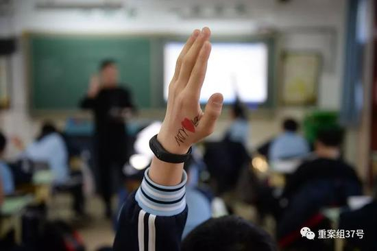 ▲2018年12月25日，北京市海淀寄读学校的学生在课堂上举手提问。新京报记者 吴江 摄