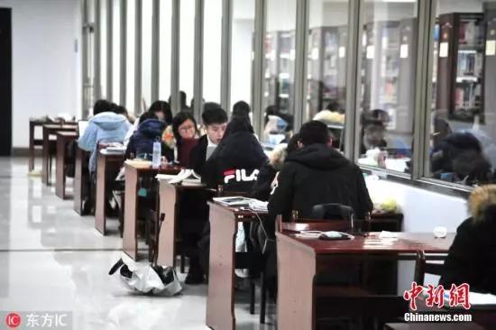 资料图:图书馆里学习的学生。来源:东方IC朱永茂 摄