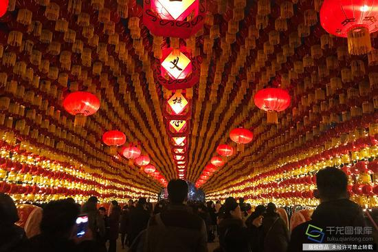 2月19日晚，北京石景山举办元宵节游园灯会。图为灯会现场（图片来源：tuku.qianlong.com）。千龙网记者 查甜甜摄