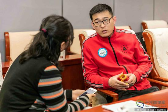 “2018北京榜样”年榜人物郎恩鸽接受记者采访（图片来源：tuku.qianlong.com）。千龙网记者 宋鹏飞摄