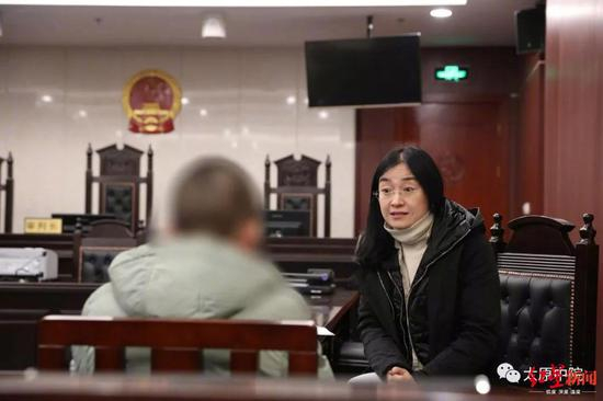 马荣在对刘洋进行心理干预。太原中院供图