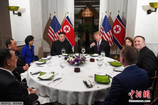  当地时间2月27日，第二次朝美首脑会晤在越南河内索菲特传奇大都会酒店举行。图为会晤后，两人共进晚餐。