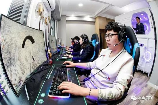 　　2019年1月1日，山西太原某电竞主题酒店房间内青年男女组团开房正在玩热门游戏《绝地求生》。视觉中国供图