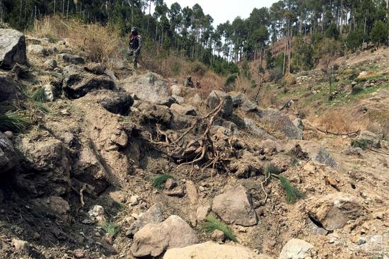  贾巴村附近的弹坑