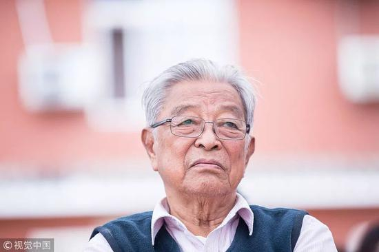 　2015年10月10日，云南省玉溪市新平县，哀牢山褚橙庄园，许久未露面的传奇老人褚时健带着妻子和儿子出席发布会，吸引众多媒体记者关注。图片来自视觉中国