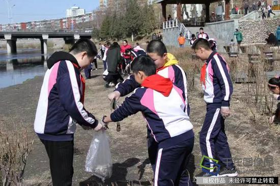 西罗园六小少先队学雷锋进社区。学校供图。