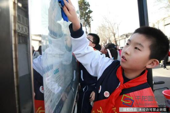 灯小娃志愿活动进社区。学校供图。