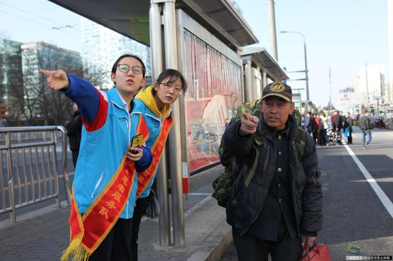 北京市第二十二中学组织学生向社会传递更多安全健康的知识和正能量。