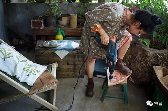 　△ 从野外带回的各种叶子，瓶子会把它们制作成标本。喜欢手做的她，自己动手做了两个标本夹。