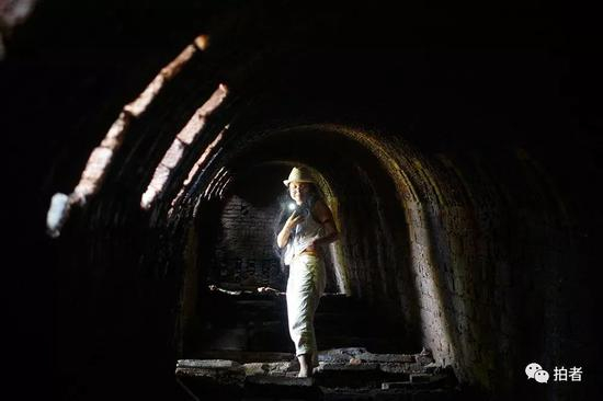 △ &nbsp;正在寻找陶罐的瓶子。