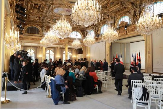  △闭幕式在爱丽舍宫一层节日大厅举行，这是开始前的场景。（央视记者拍摄）