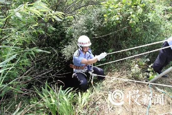  ▲宋若冰曾打着保险绳到山崖下寻找物证 警方供图