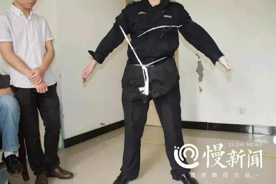 　　▲巩强在身上绑缚了10块石头，超过25公斤，全部独立完成，原版复刻了死者被发现时的状态，用侦查实验证明了死者是自杀 警方供图