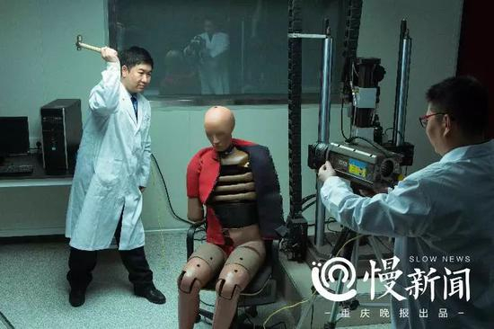 ▲常红发（左）和巩强在做力学实验