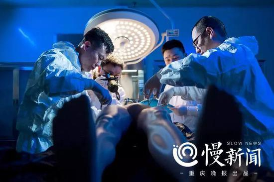 ▲杨小城、李卡纳、周洋、宋若冰（从左至右）在解剖室工作，重庆的天气，从春天开始，防护服里就开始像一个浴缸，积满了汗水