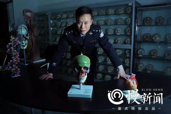▲杨小城身后的颅骨，是法医科的历代法医在工作中搜集的无名颅骨