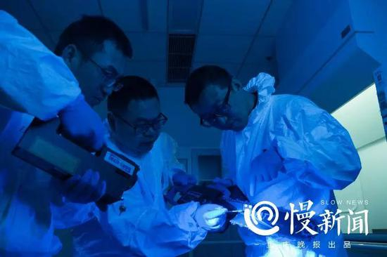 ▲刘振江、谢玉波和王小伟（从左至右）在致伤工具上提取物证