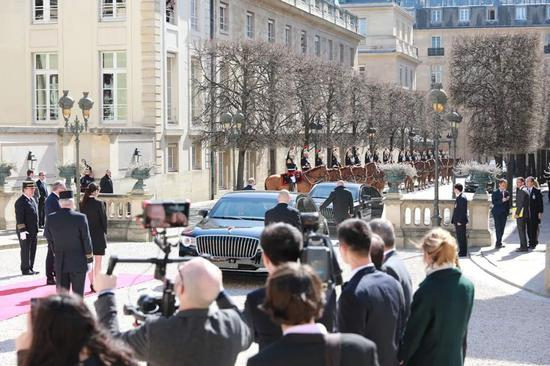  △习主席车队抵达国民议会。（央视记者拍摄）