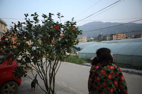 刘佩麟在新家门口。新京报记者王嘉宁 摄