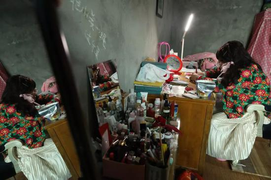 刘佩麟在写日记，旁边是他的梳妆台。新京报记者王嘉宁&nbsp;摄