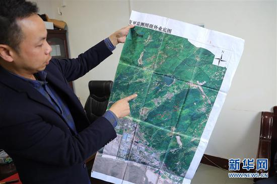 福清市城头镇一名干部展示坟墓整治过程中参照使用的卫星地图（3月26日摄）。新华社记者 姜克红 摄