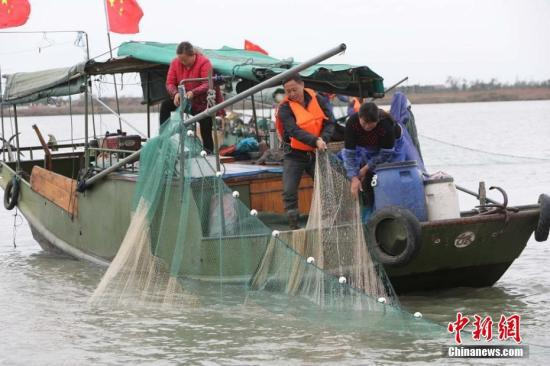  资料图：渔民捕鱼。 宋从勇 摄