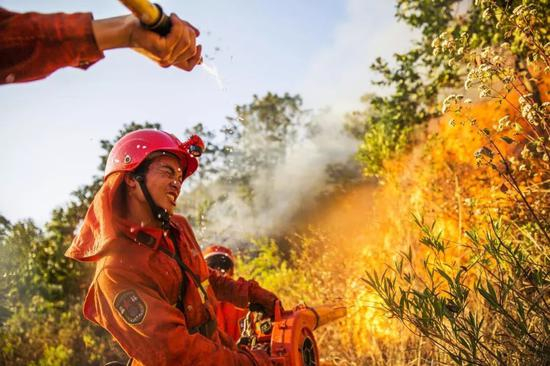 △ 2015年3月8日，四川西昌，武警四川省森林总队凉山支队在森林灭火作战。