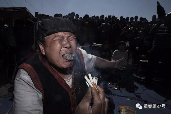 ▲三平用舌头将一把点燃的香烟熄灭。&nbsp; &nbsp;&nbsp;&nbsp;新京报记者&nbsp;尹亚飞&nbsp;摄