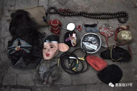 　▲这是职业哭丧人三平的部分表演道具，他所有的道具都装在一个包里。&nbsp;&nbsp; &nbsp;新京报记者 尹亚飞 摄