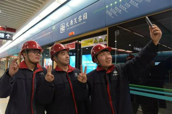  ▲图片说明：2018年12月26日，西安地铁4号线通车试运营