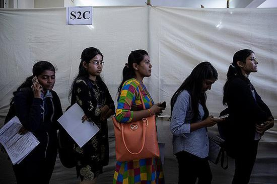 2019年2月7日，印度金杰沃德，求职者排队等待面试。图片来源：视觉中国