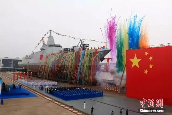 2017年6月28日，中国海军新型驱逐舰首舰下水仪式在上海江南造船（集团）有限责任公司举行。该型舰是中国完全自主研制的新型万吨级驱逐舰。中新社发&nbsp;王东海&nbsp;摄&nbsp;（图文：满会乔）