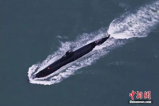  2014年8月15日，中国海军南海舰队某潜艇支队在南海某海域进行海上训练。来源：中新网