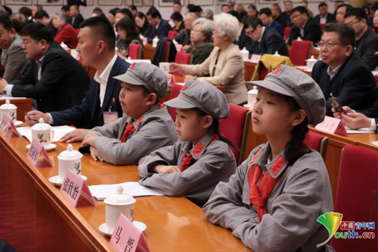 座谈会上，来自吉林临江陈云红军小学的三名学生代表。