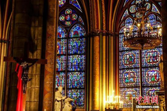  火灾前的巴黎圣母院内景。