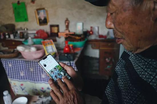 　　2019年4月16日，山东省菏泽市单县朱楼村，朱之文的邻居，74岁的老人朱西卷也在直播朱之文，他被村民们称为网红爷爷。新京报记者 郑新洽 摄